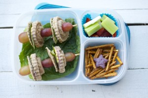 Shoestring Bento: Flower Kabob from bunchesolunches.com