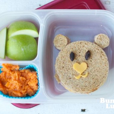 Shoestring Bento Bear from bunchesolunches.com